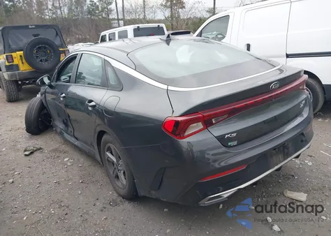 2021 Kia K5 Lxs z USA, uszkodzony, nr VIN 5XXG14J28MG047221